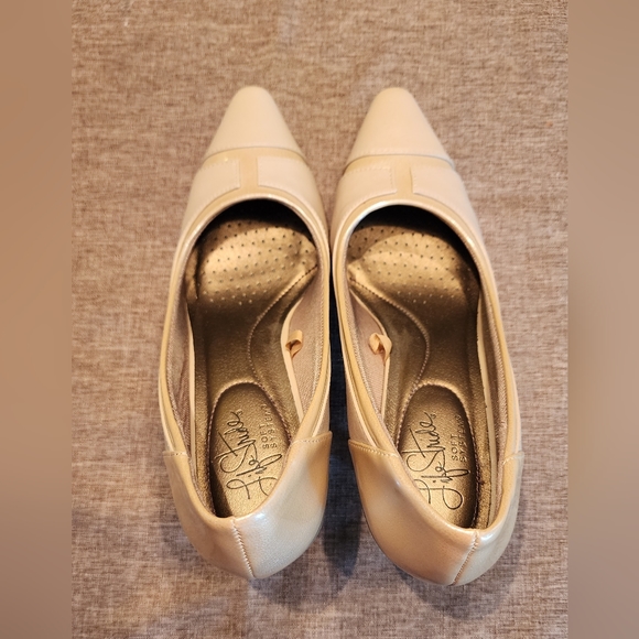 Life Stride Taupe Pumps size 7M. 3in heel LIKE NEW! Perfect for Spring & Summer! - Picture 3 of 6